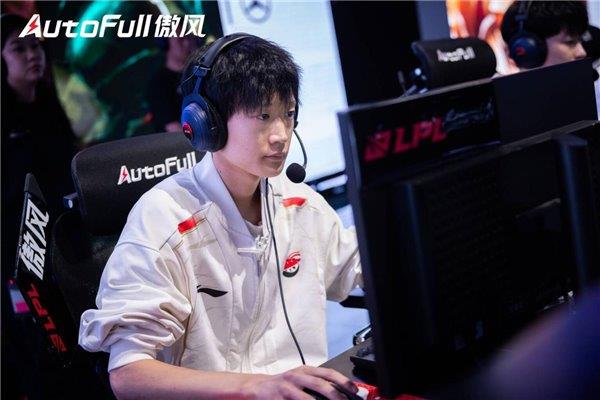 血落幕 傲风见证AL新王加冕 登顶巅峰！